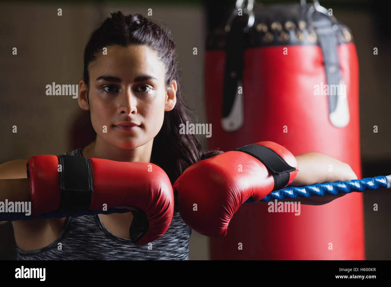 Portrait of female boxer in boxing gloves Banque D'Images