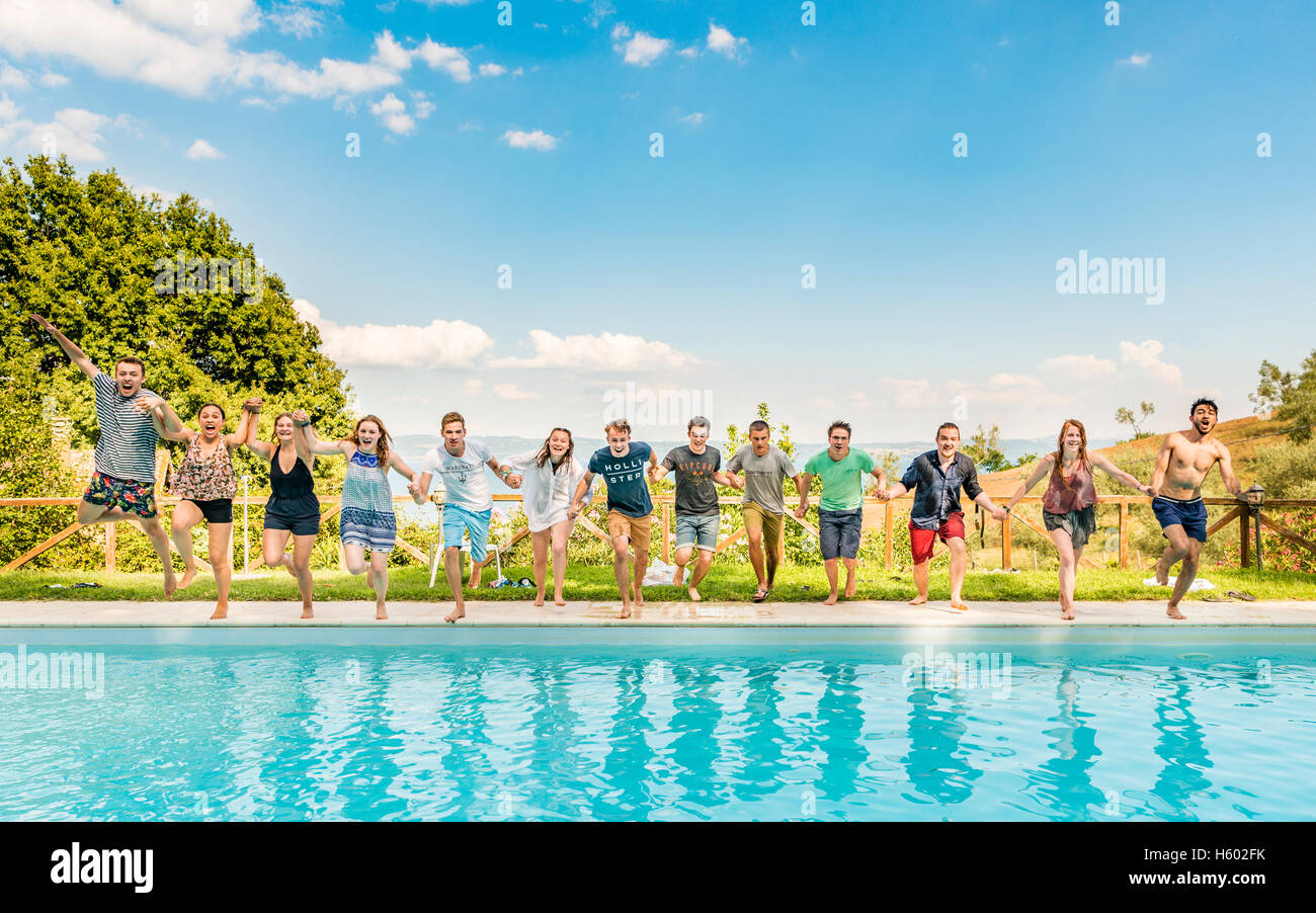 Groupe d'adolescents, les adolescents sautant dans la piscine, lazio, Italie Banque D'Images