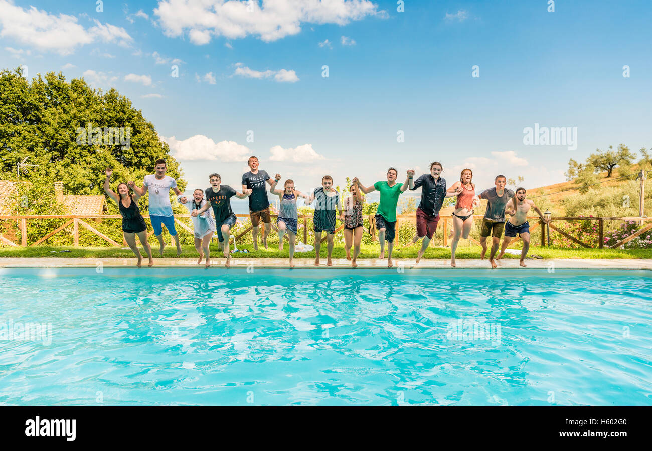 Groupe d'adolescents, les adolescents sautant dans la piscine, lazio, Italie Banque D'Images