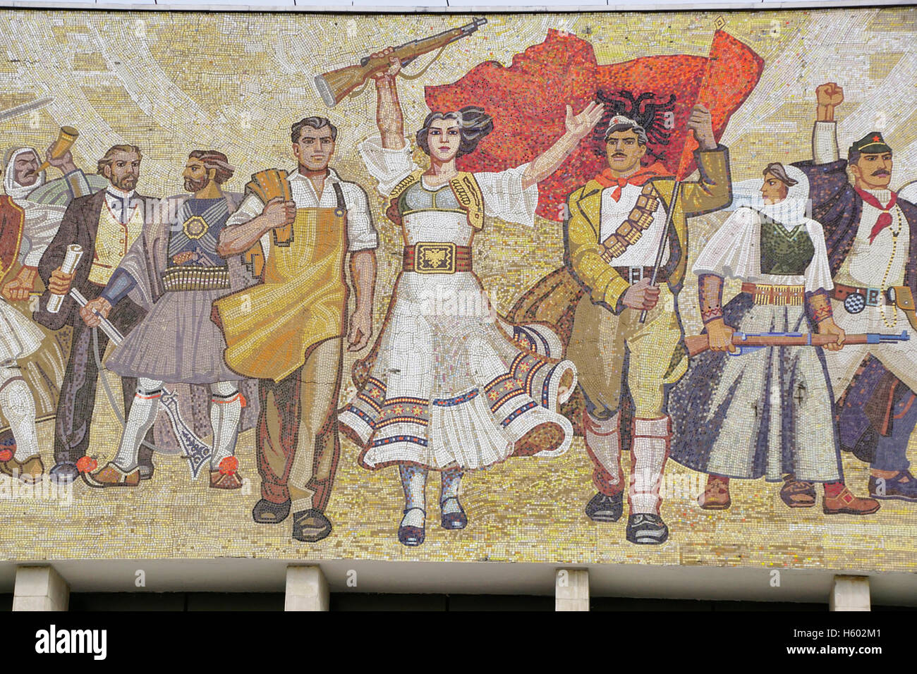 Le réalisme socialiste mosaïque de 'l' albanais sur National History Museum à Tirana. Banque D'Images