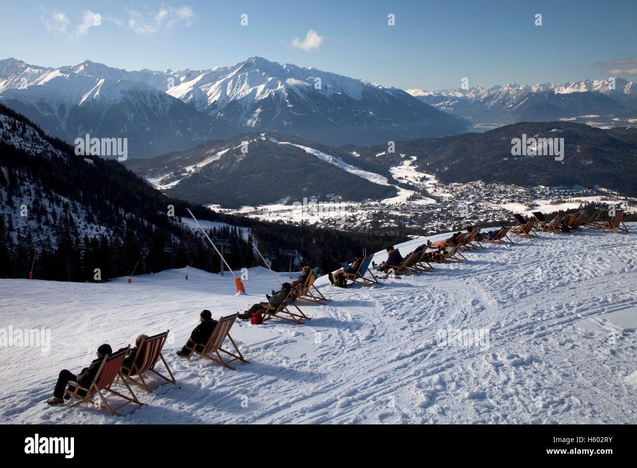 Plate-forme d'observation panoramique avec chaises longues, bains de soleil, les touristes de soleil, Rosshuette, 1760m, Tyrol, Autriche, Europe Banque D'Images