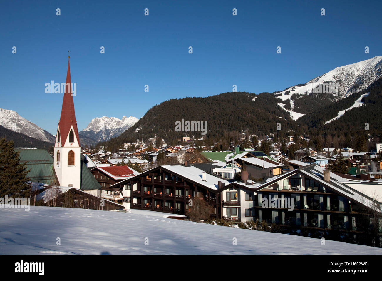 L'église paroissiale Saint Oswald, paysage urbain, Seefeld, Tyrol, Autriche, Europe Banque D'Images