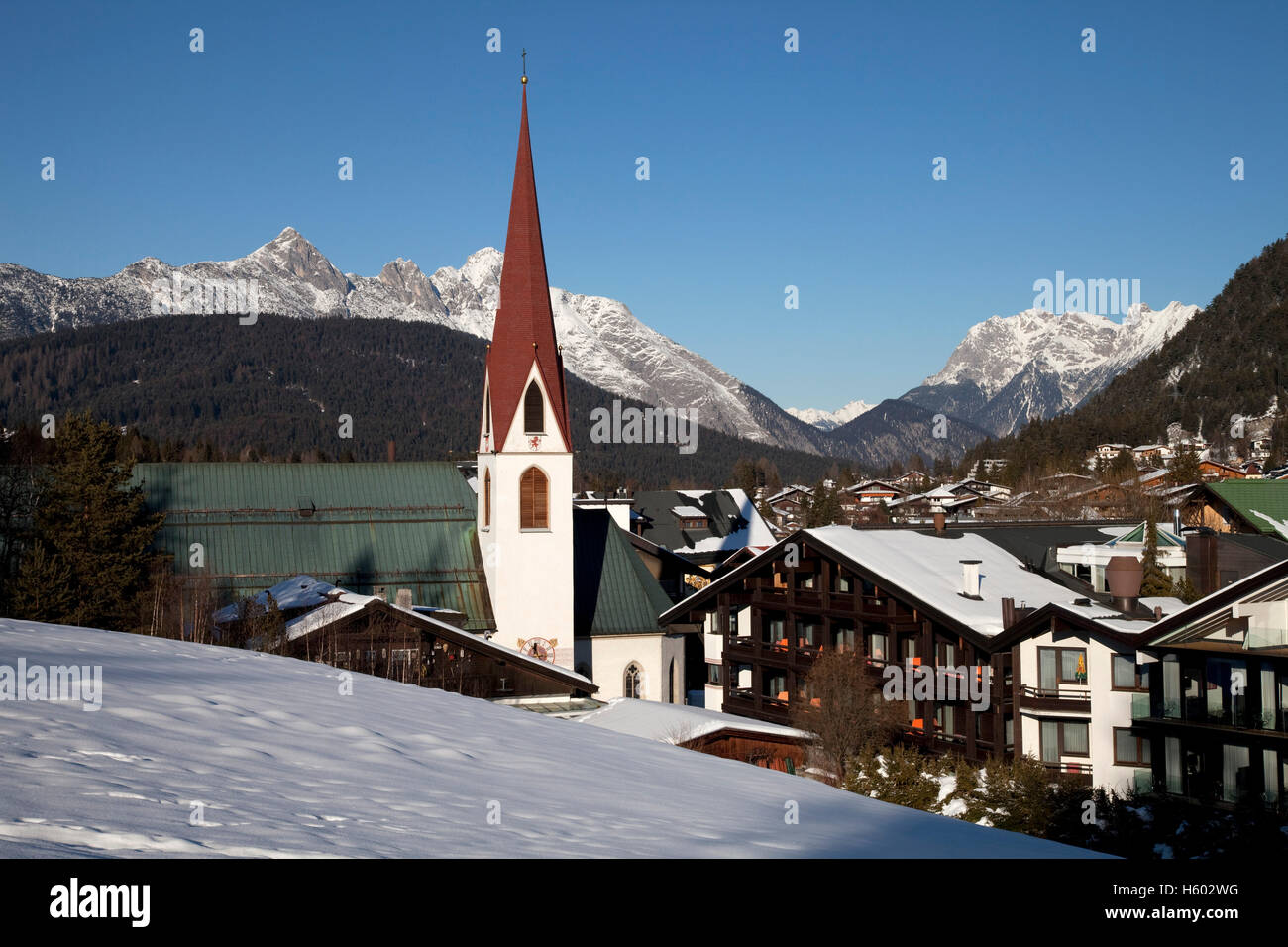 L'église paroissiale Saint Oswald, paysage urbain, Seefeld, Tyrol, Autriche, Europe Banque D'Images