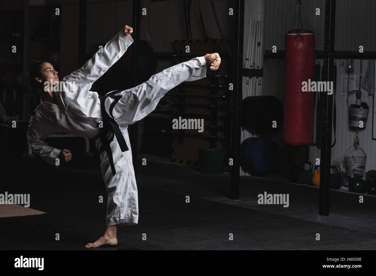 Woman practicing karate Banque D'Images