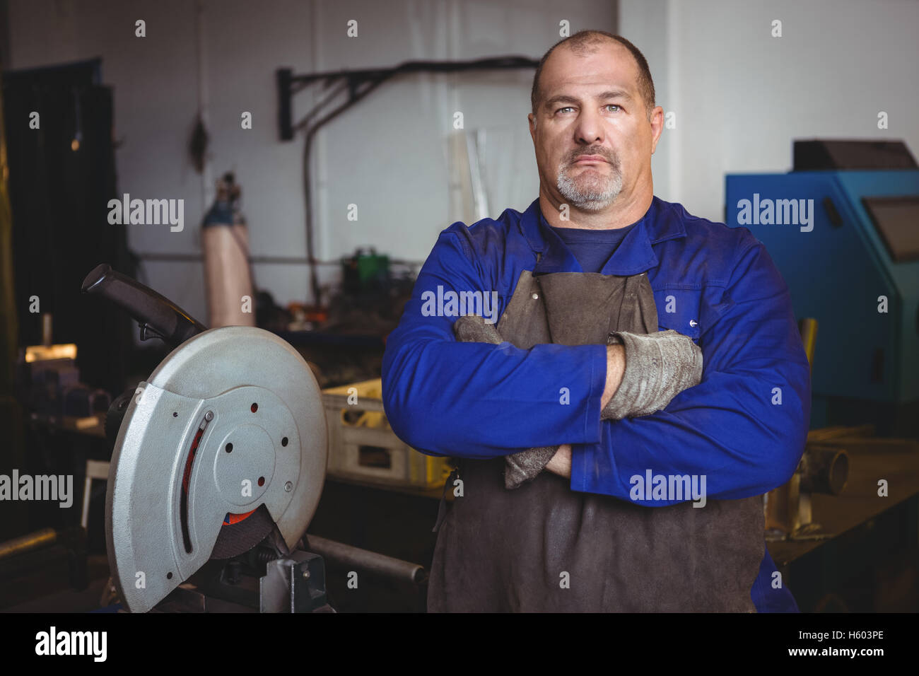 Bras croisés avec commandes soudeur en atelier Banque D'Images
