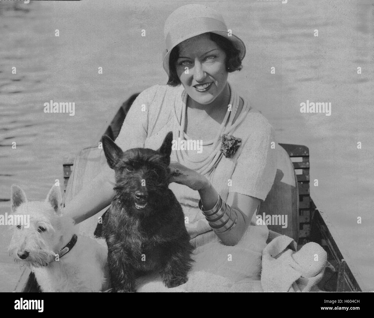 L'actrice américaine Gloria Swanson avec deux chiens circa 1934 Banque D'Images
