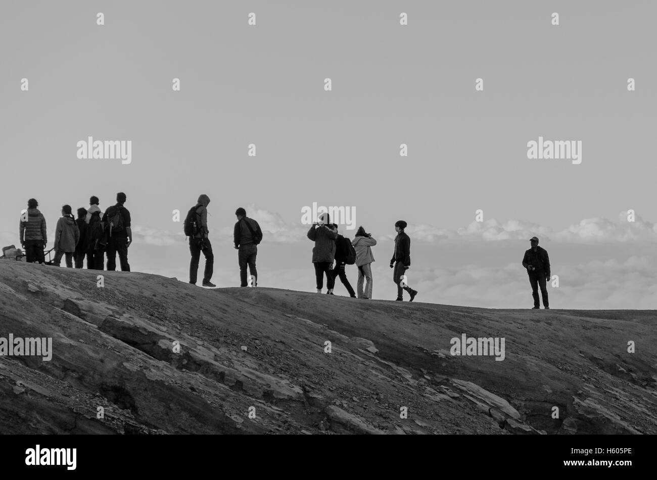 Les touristes de prendre des photos sur le volcan Mount Ijen rim Banque D'Images