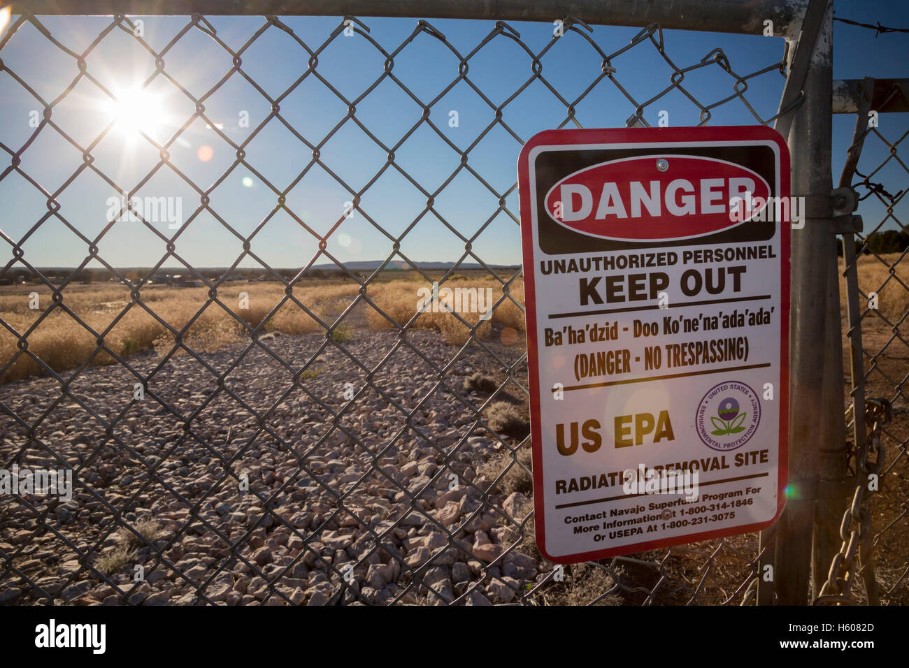 Mariano Lake, New Mexico - un signe de danger de rayonnement met en garde sur le site d'une ancienne mine d'uranium sur la Nation Navajo. Banque D'Images