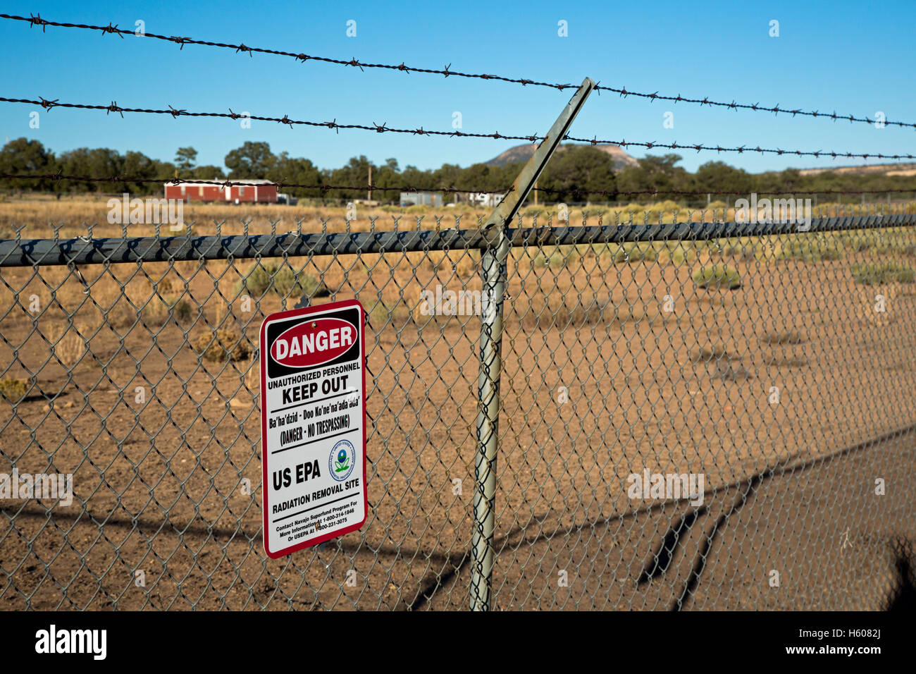 Mariano Lake, New Mexico - un signe de danger de rayonnement met en garde sur le site d'une ancienne mine d'uranium sur la Nation Navajo. Banque D'Images