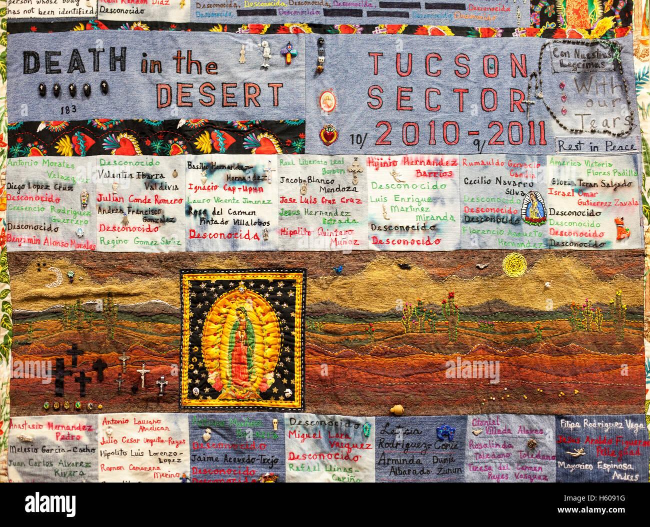 Tucson, Arizona - un quilt fait à partir de vêtements laissés par les migrants dans le désert de l'Arizona certains documents de 3 000 morts depuis 2000. Banque D'Images