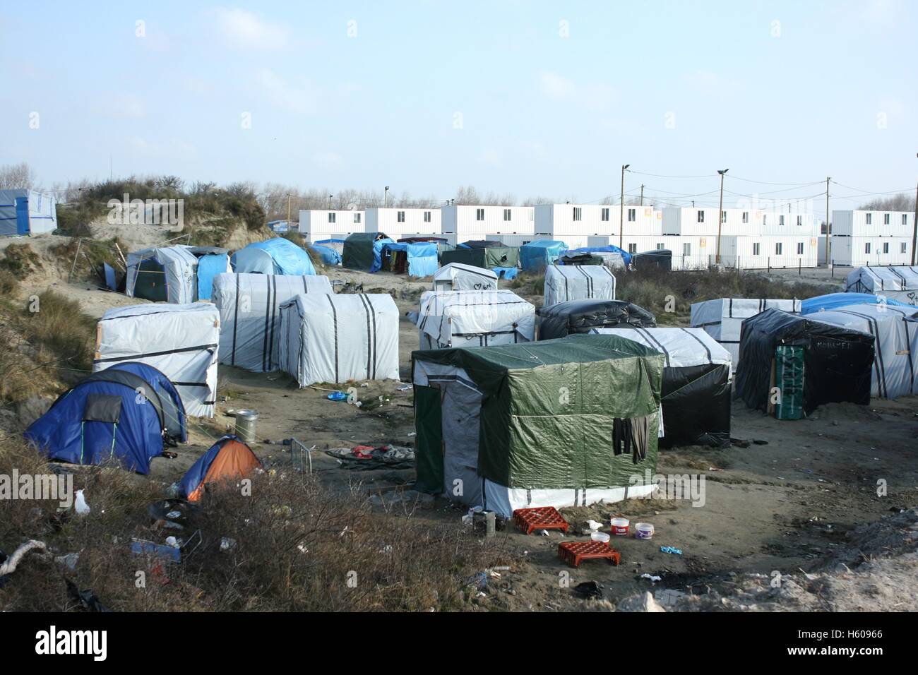 Un nouveau container park housing certains résidents de la partie sud de la jungle qui ont été expulsées auparavant. Certains résidents ne veulent pas entrer dans le nouveau parc car ils craignent des empreintes digitales, leur demande d'asile est refusée au Royaume-Uni et chaque conteneur peut héberger jusqu'à 15 personnes. Banque D'Images