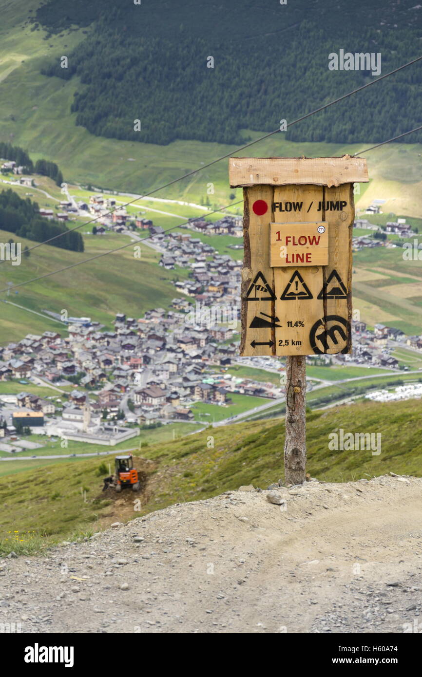 Ligne de débit en bikepark dans les montagnes au-dessus de Livigno, Italie Banque D'Images