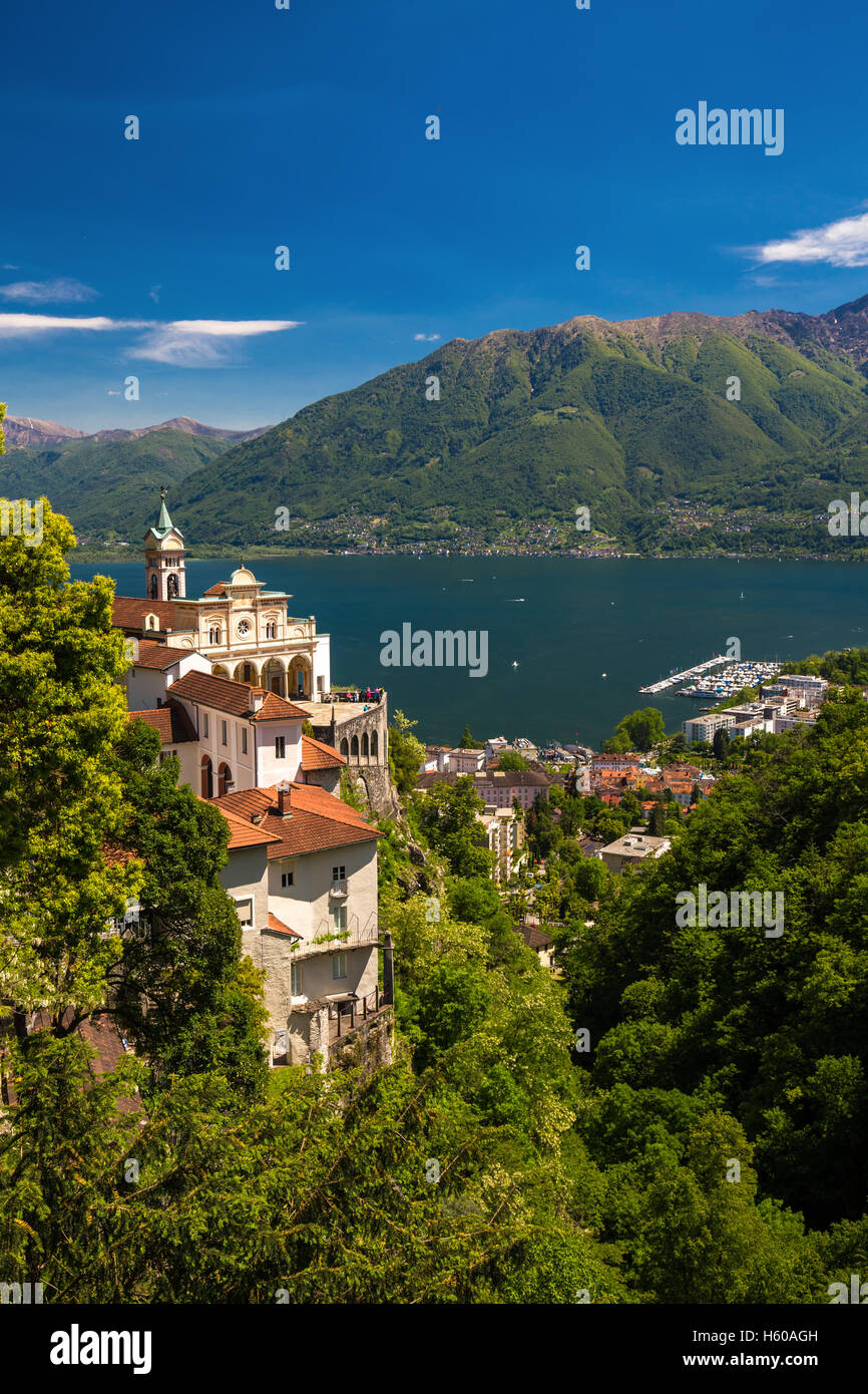 Au-dessus de l'église Madonna del Sasso ville de Locarno, le lac Majeur (Lago Maggiore) et Alpes Suisses au Tessin, Suisse. Banque D'Images