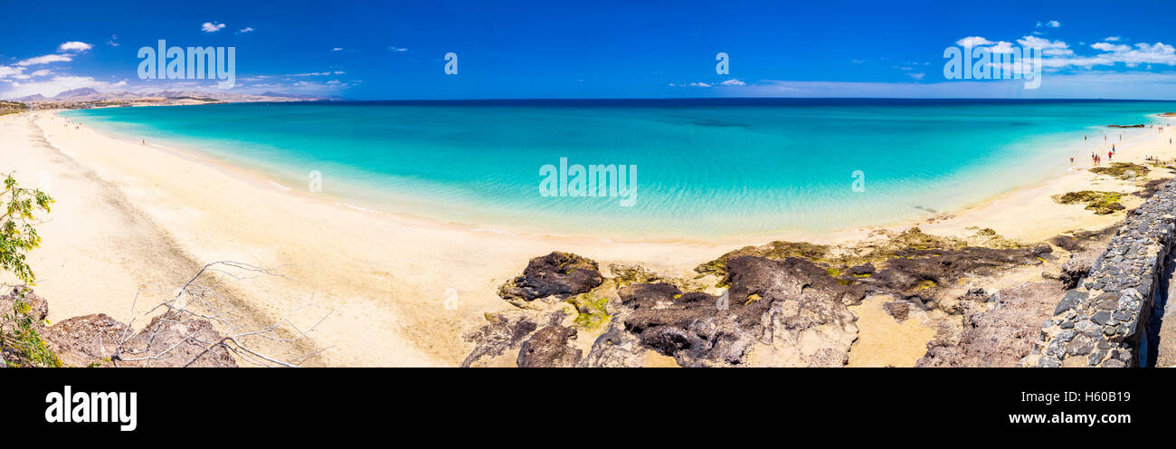 La plage de sable de Costa Calma avec montagnes volcanique en arrière-plan, Jandia, Fuerteventura, îles Canaries, Espagne. Banque D'Images