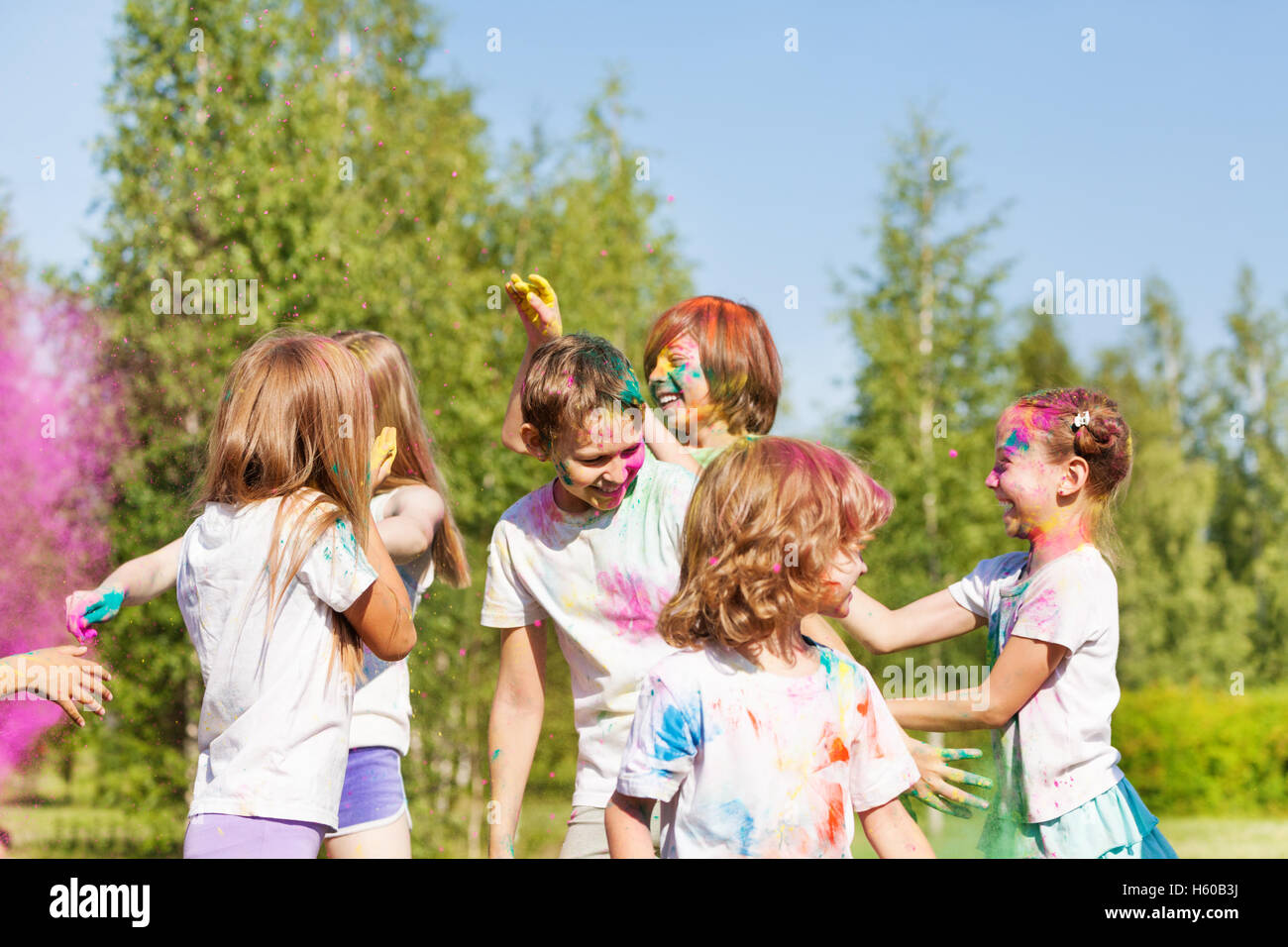 Enfants heureux d'avoir du plaisir avec l'extérieur de poudre de couleur Banque D'Images