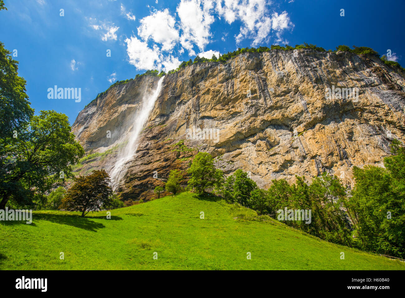 Célèbre vallée de Lauterbrunnen avec de magnifiques chutes d'eau et Alpes Suisses dans l'arrière-plan, Berner Oberland, Suisse, Europe. Banque D'Images