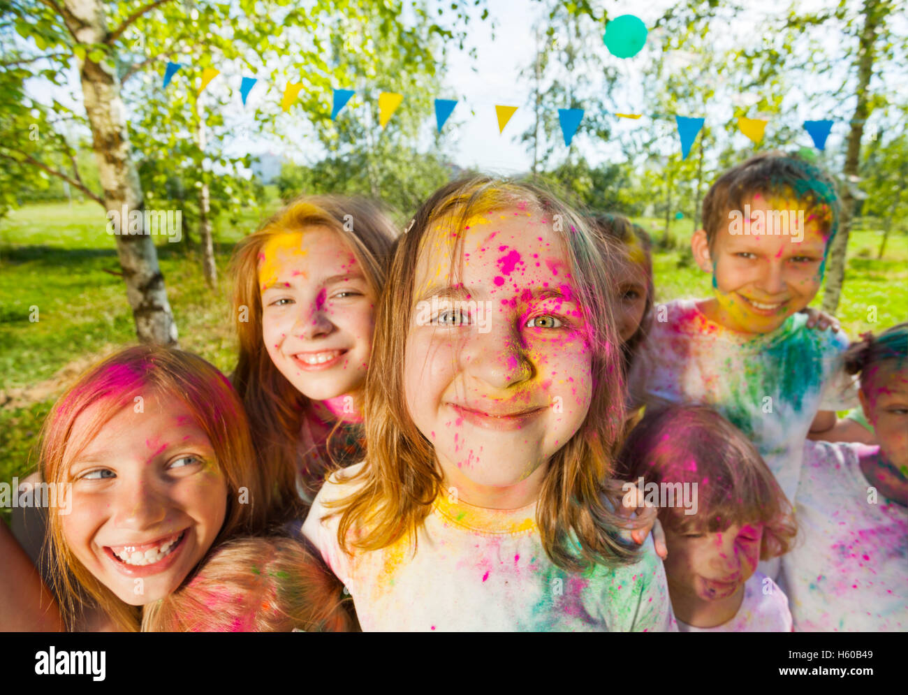 Heureux enfants enduit de poudre de couleur Banque D'Images