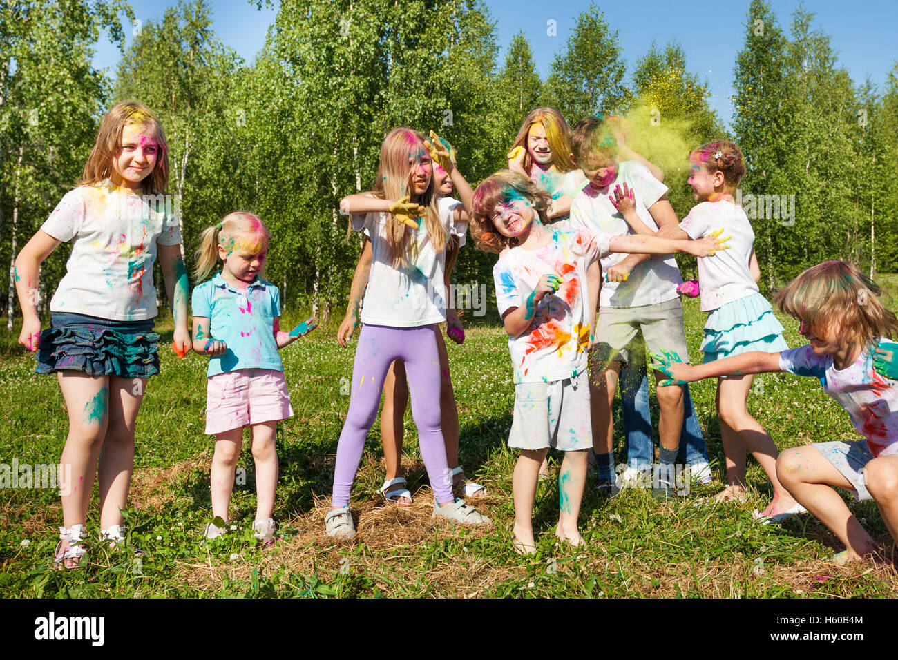Happy kids having fun fête festival couleur Banque D'Images