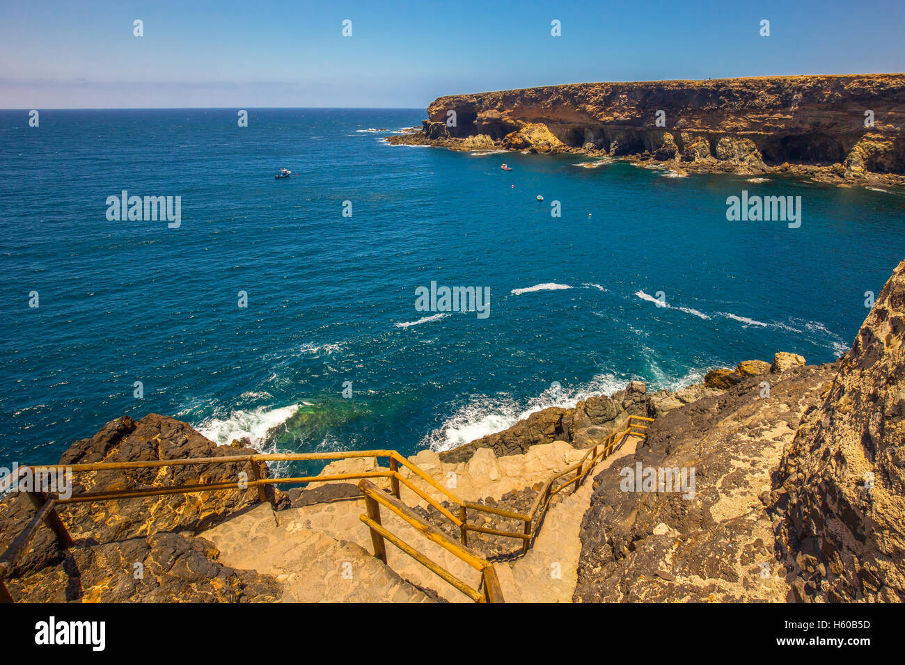 Vue d'Ajuy littoral avec montagnes volcanique sur l'île de Fuerteventura, Îles Canaries, Espagne. Banque D'Images