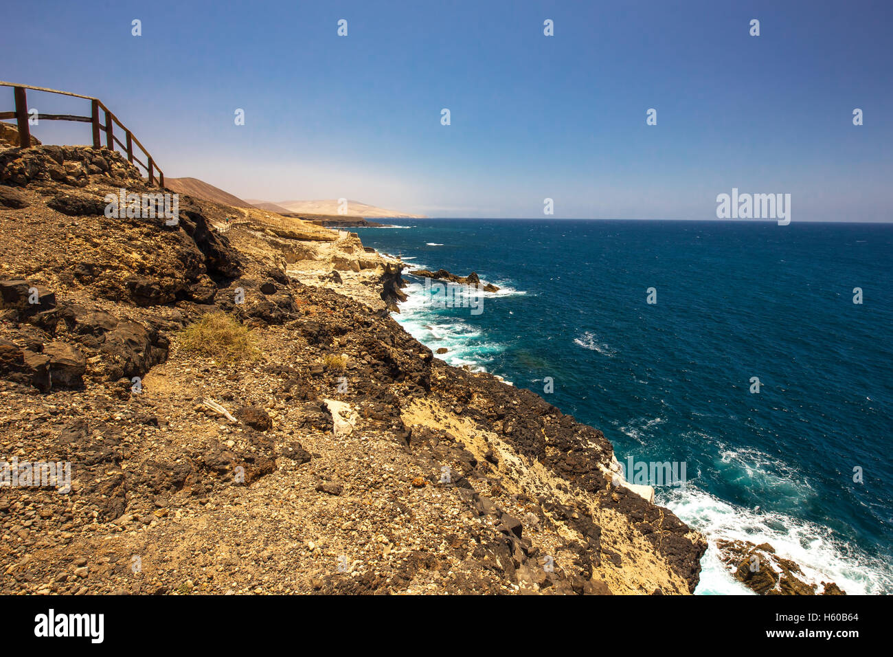 Vue d'Ajuy littoral avec montagnes volcanique sur l'île de Fuerteventura, Îles Canaries, Espagne. Banque D'Images