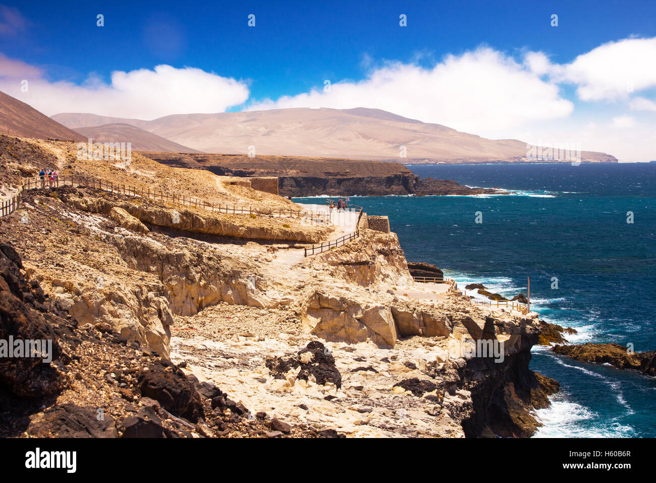 Vue d'Ajuy littoral avec montagnes volcanique sur l'île de Fuerteventura, Îles Canaries, Espagne. Banque D'Images