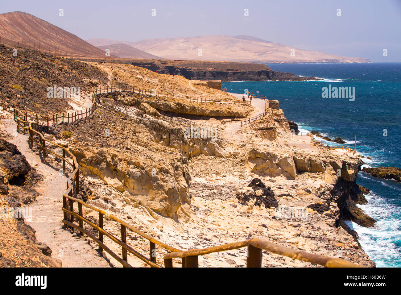 Vue d'Ajuy littoral avec montagnes volcanique sur l'île de Fuerteventura, Îles Canaries, Espagne. Banque D'Images