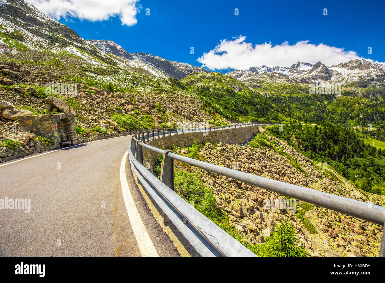 Route de montagne à col d'Albula - col de montagne suisse dans le canton des Grisons. La Suisse. Banque D'Images