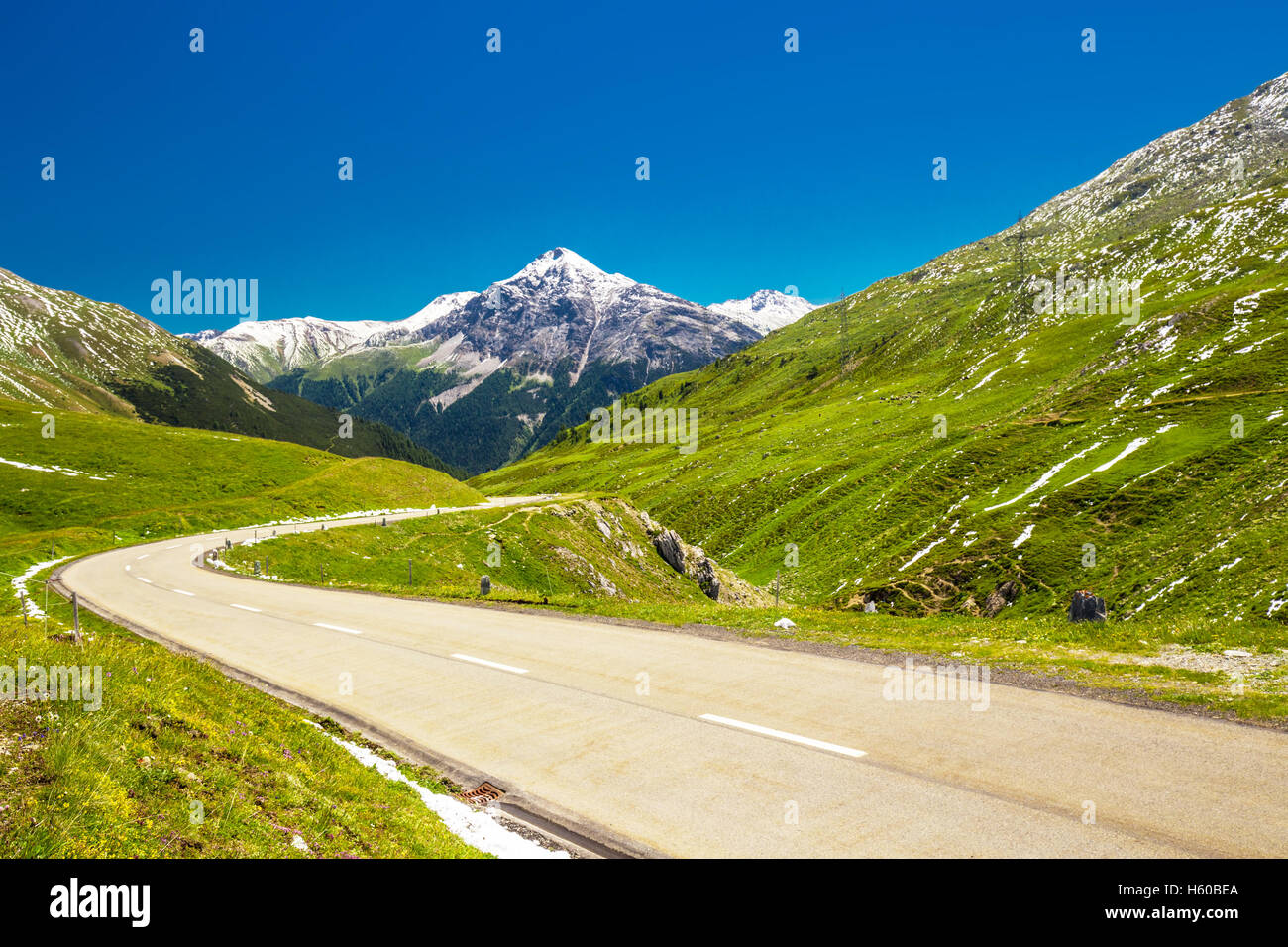 Route de montagne à col d'Albula - col de montagne suisse dans le canton des Grisons, à proximité de Sankt Moritz, Suisse. Banque D'Images