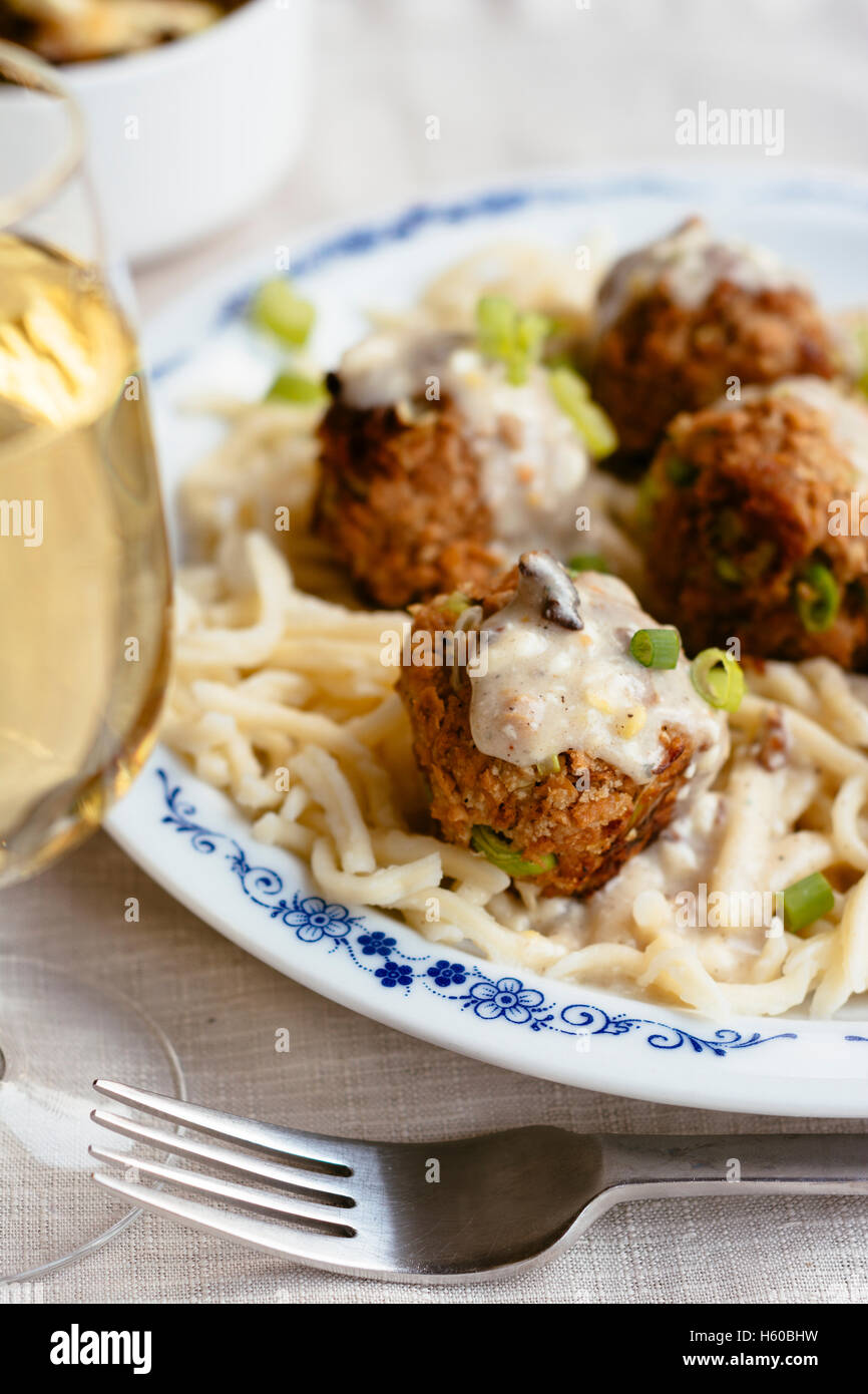 Spätzle (Allemand) avec des nouilles traditionnelles vegan protéines végétales texturées (TVP) balls Banque D'Images