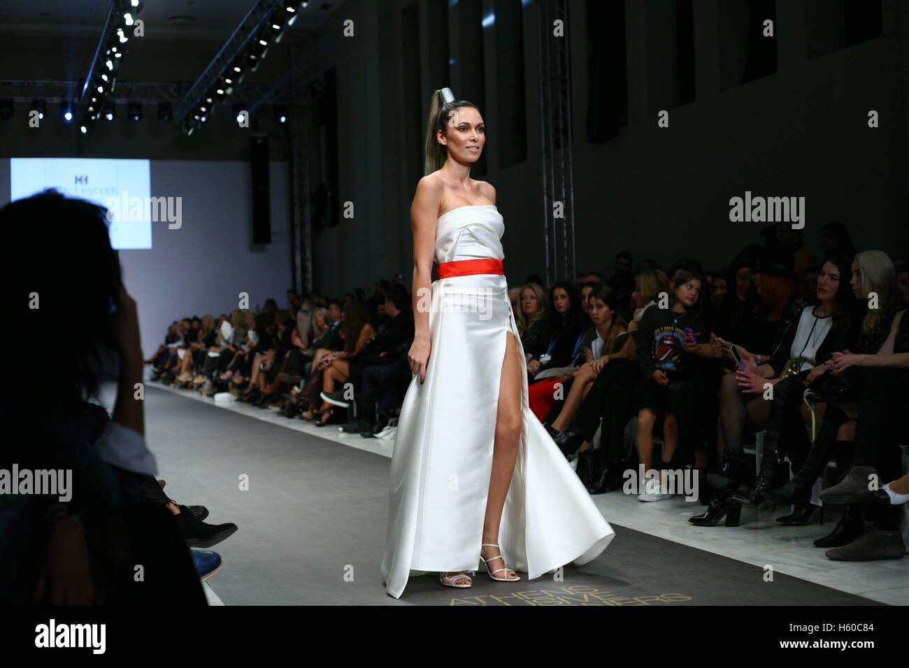 Athènes, Grèce. 21 Oct, 2016. Un modèle porte une création par Kathy Heyndels Fashion designer. 10e semaine Fashion Designers Xclusive d'Athènes à Athènes avec de nombreux créateurs de mode grec présenteront leurs créations. Crédit : George/Panagakis Pacific Press/Alamy Live News Banque D'Images