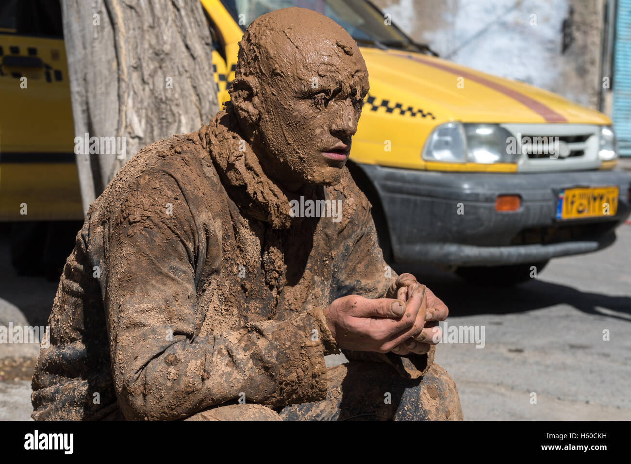 10 Muharram (Ashura), Bijar, l'homme couvert de boue Banque D'Images