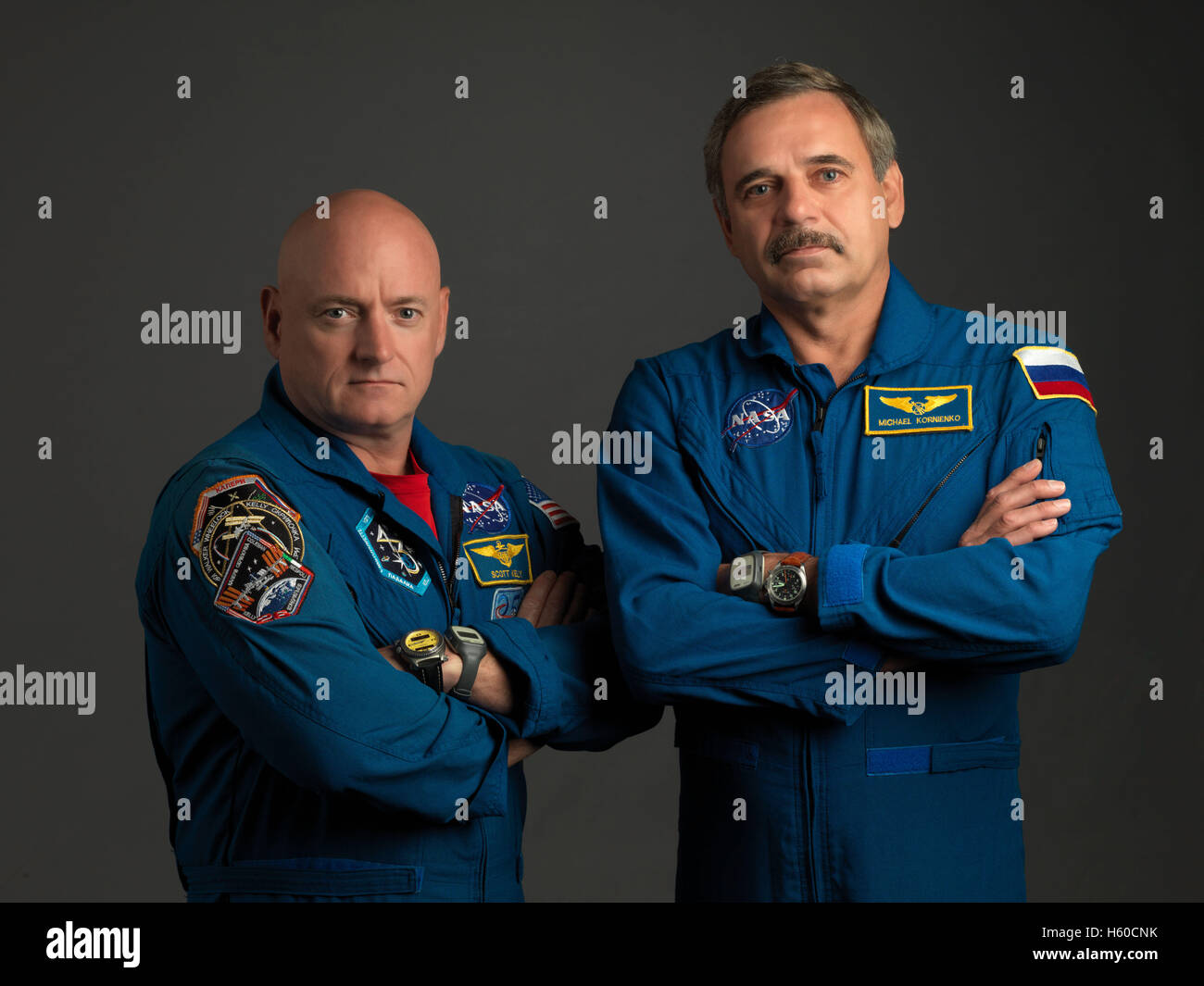 La Station spatiale internationale de la NASA 43 mission Soyouz 42 expédition portrait officiel du premier équipage de l'astronaute américain Scott Kelly (à gauche) et du cosmonaute russe Mikhail Kornienko de Roscosmos au Johnson Space Center Photo Studio 10 juillet 2014 à Houston, Texas. Banque D'Images