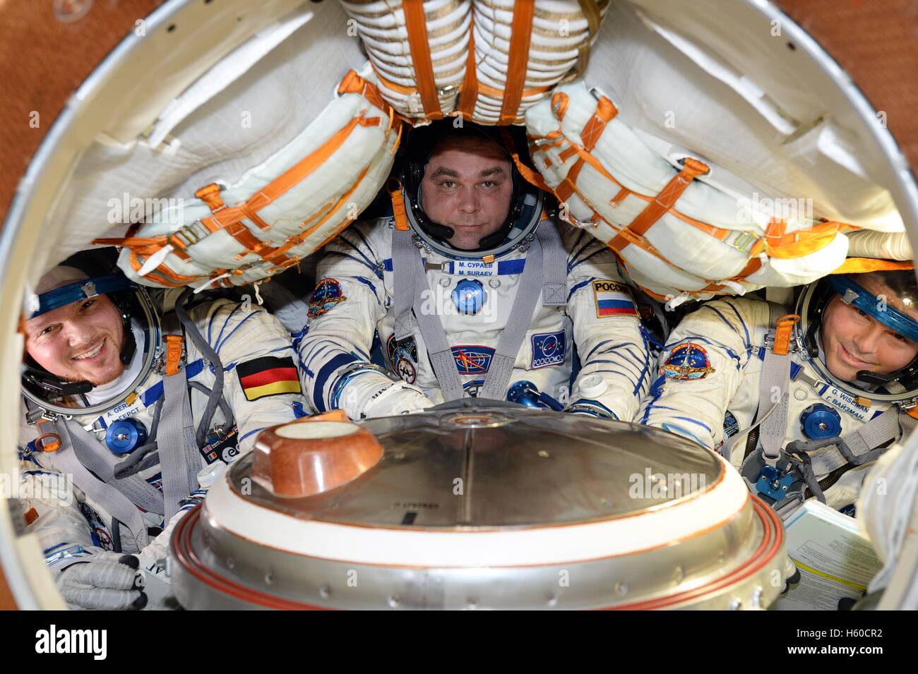 La Station spatiale internationale de la NASA, l'équipage Expedition 40/41 (L-R) L'astronaute allemand Alexander Gerst de l'Agence spatiale européenne, le cosmonaute russe Maksim Suraev de Roscosmos, de l'astronaute Reid Wiseman s'asseoir à l'intérieur du vaisseau Soyouz TMA-13M pour les vérifications finales en vue de leur prochain retour sur Terre le 31 octobre 2014 dans l'orbite de la Terre. Banque D'Images