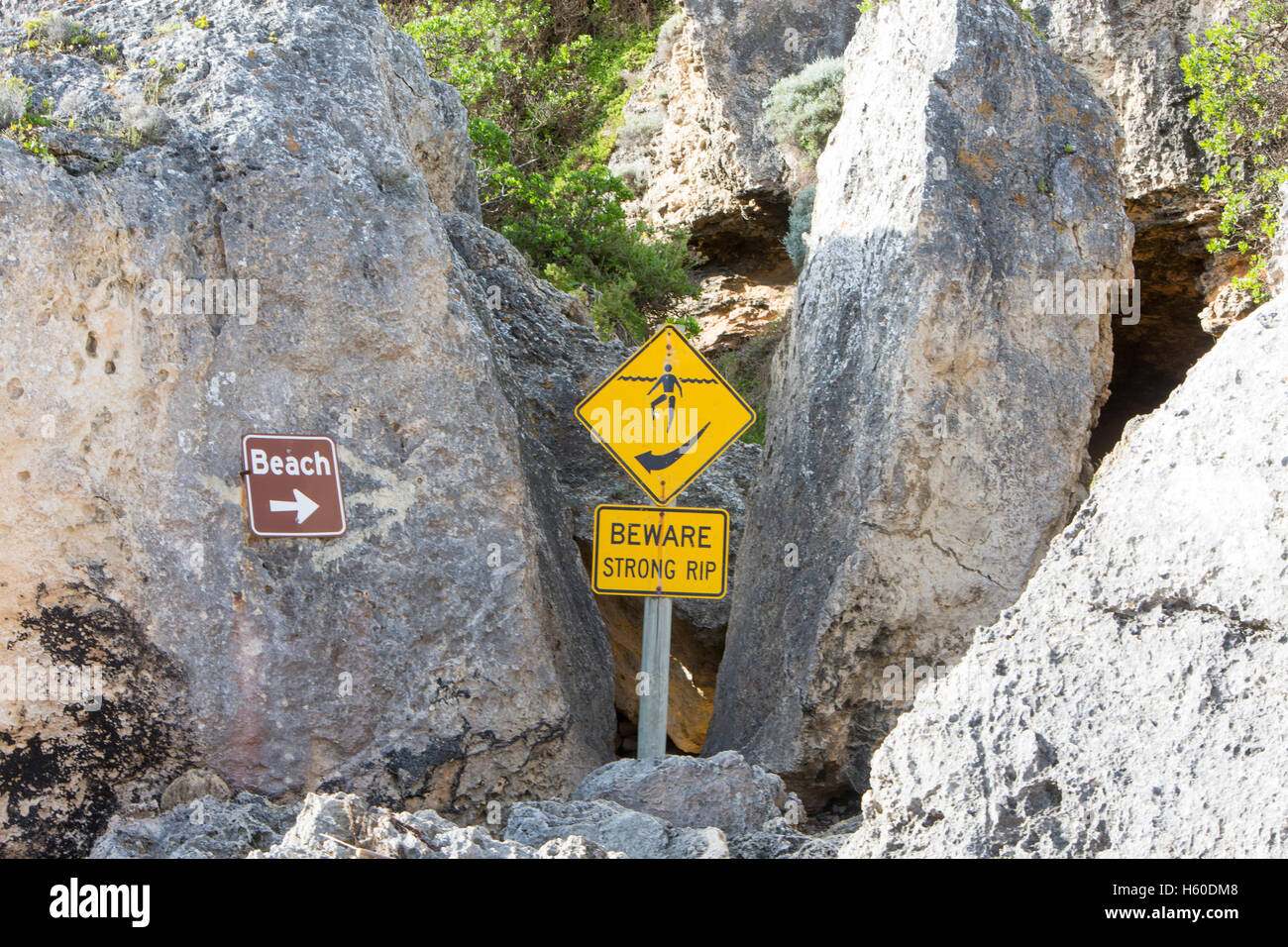 L'accès est entre les rochers à Stokes Bay plage isolée sur la côte nord de l'île Kangourou, Australie du Sud Banque D'Images