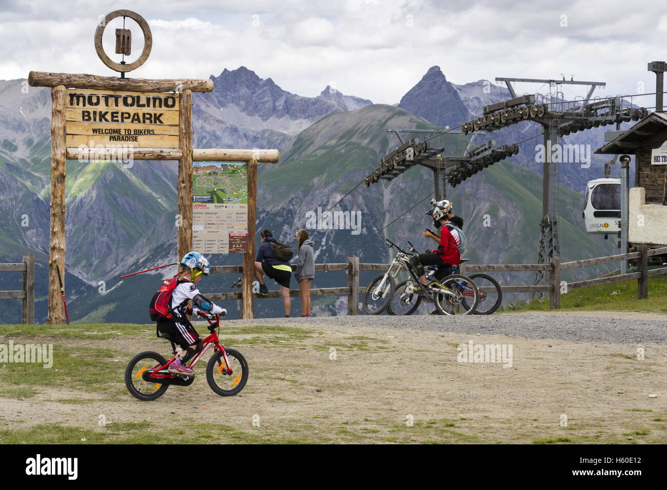 Ligne de débit en bikepark dans les montagnes au-dessus de Livigno, Italie Banque D'Images