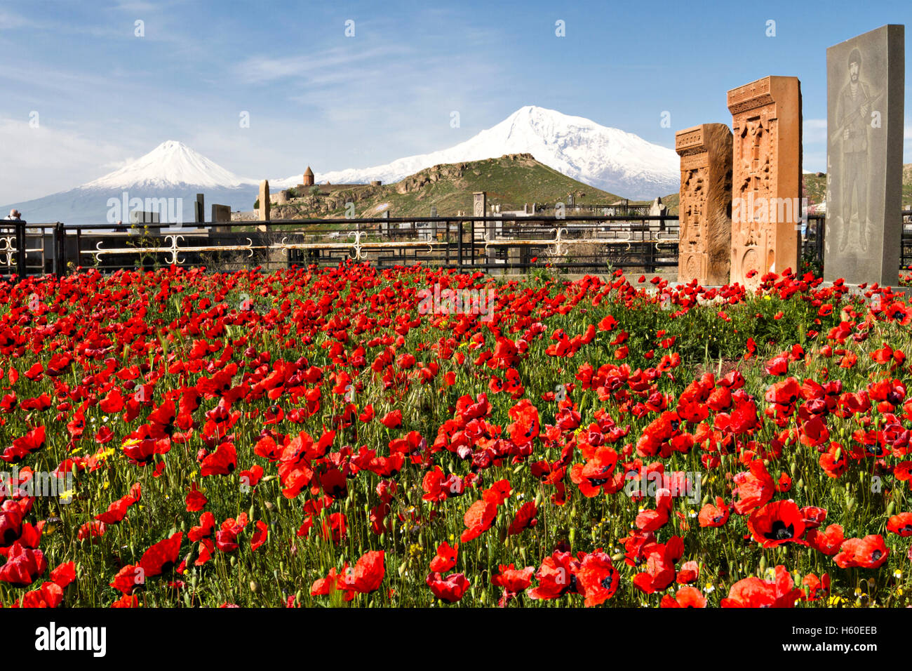 Tombe d'un soldat dans l'Arménie avec Khor Virap Monastère et les deux sommets du Mont Ararat. Banque D'Images