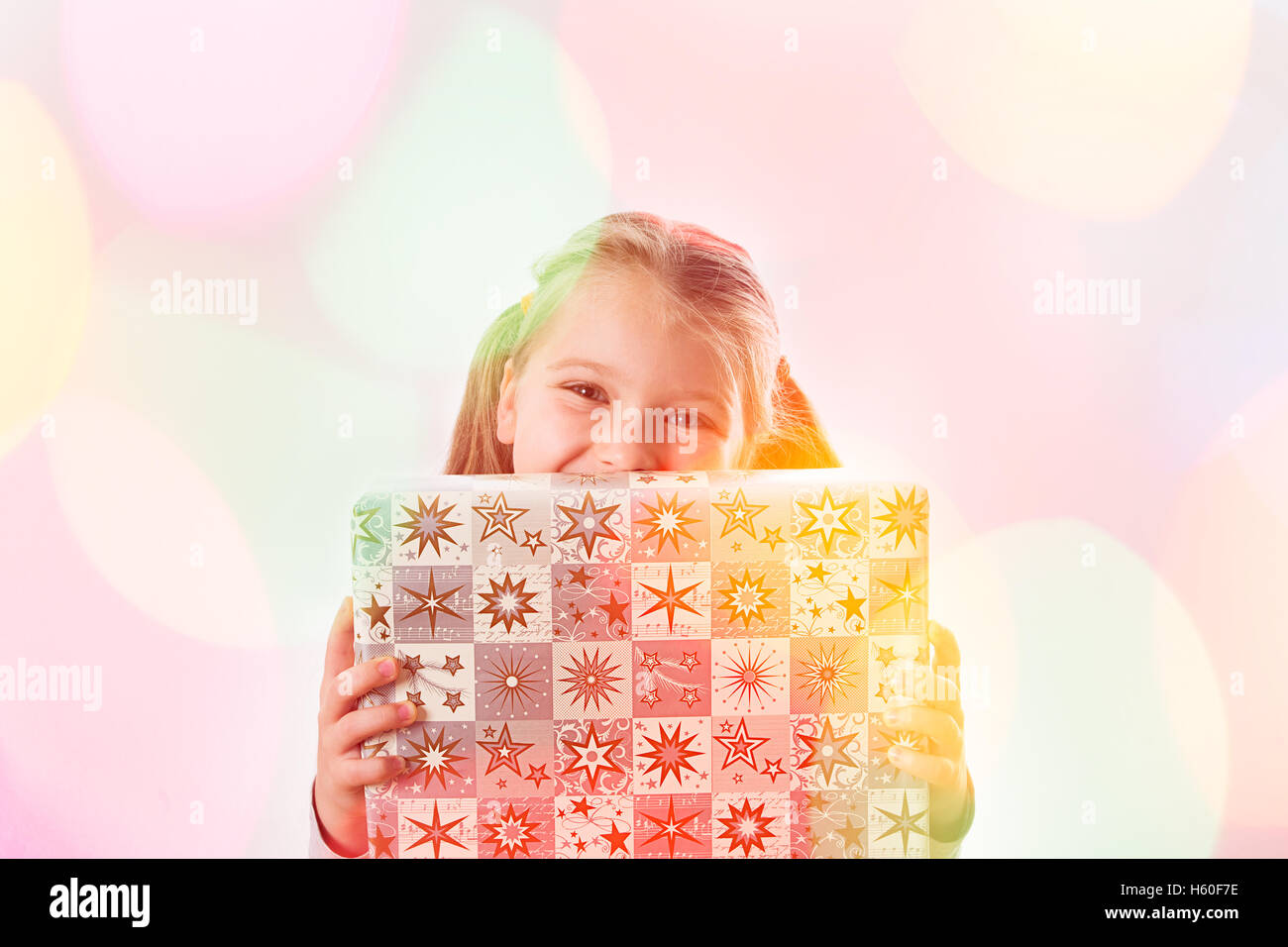 Little girl holding christmas present Banque D'Images