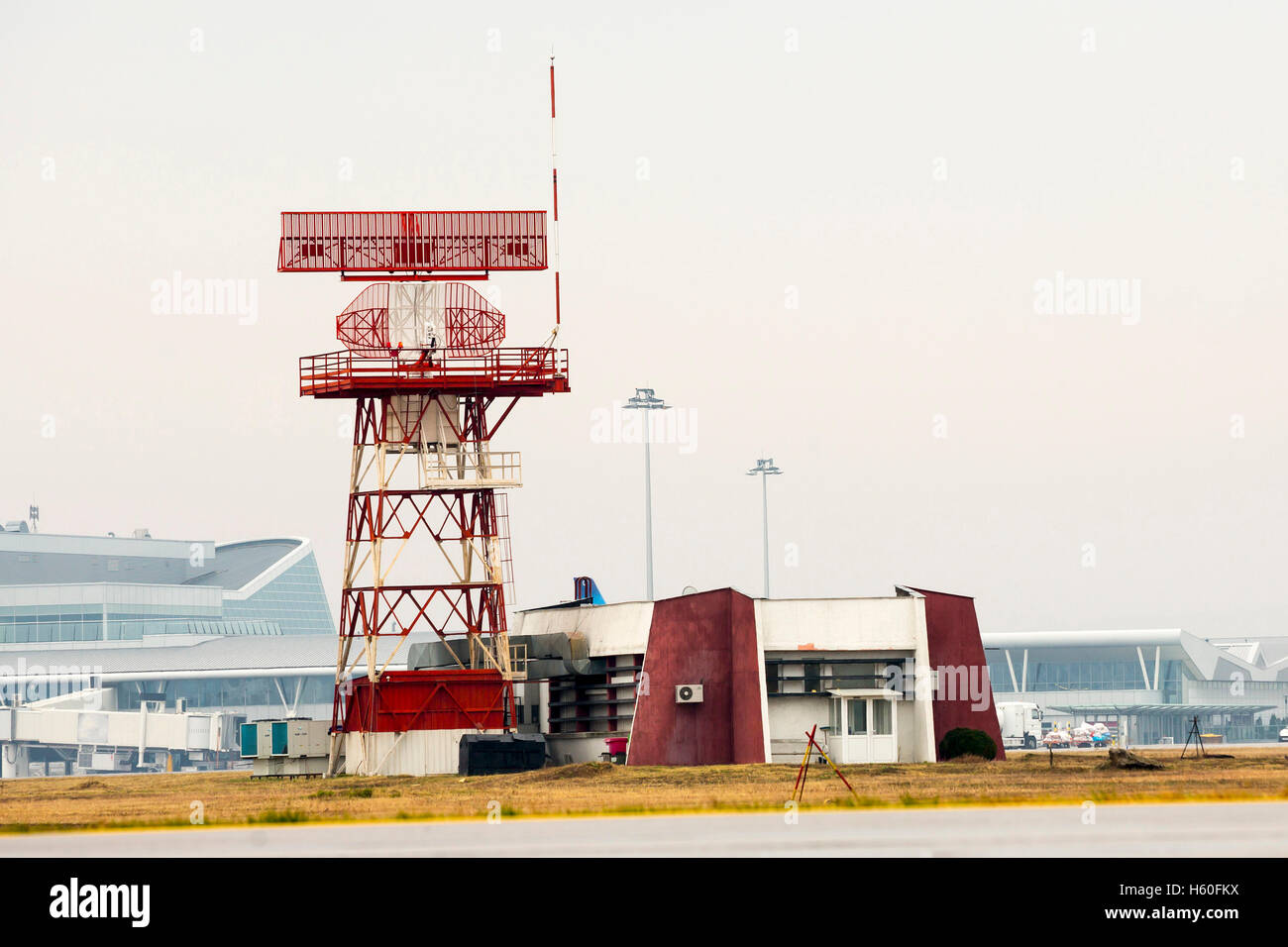 Rouge de l'aéroport à la tour de communication de radar de l'aéroport de Sofia dans un temps brumeux. Banque D'Images