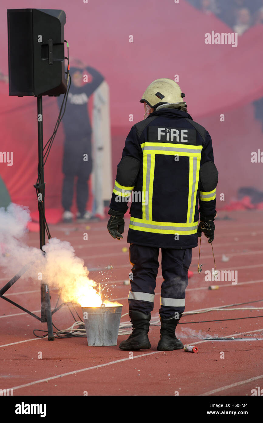 L'pompier football fans' feu torches lors d'un match entre la Bulgarie CSKA et Levski Banque D'Images