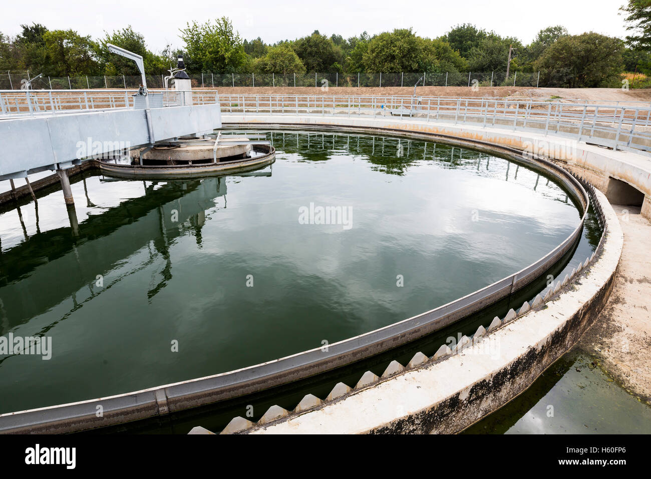 Le contact solide Clarifier réservoir à l'usine de traitement de l'eau. L'usine de traitement des eaux usées urbaines modernes. Banque D'Images