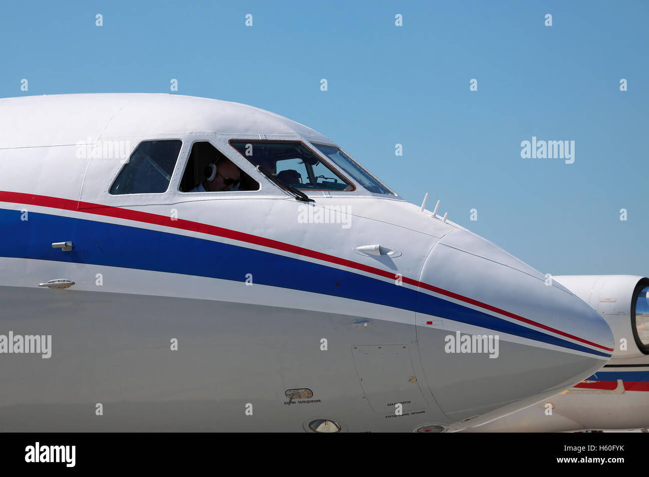 Gelendzhik, Russie - 10 septembre 2010 : vue rapprochée de l'avion de passagers à l'intérieur avec des pilotes de cockpit Banque D'Images