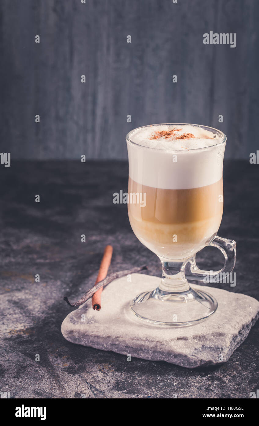 Latte Café dans des tons froids Banque D'Images