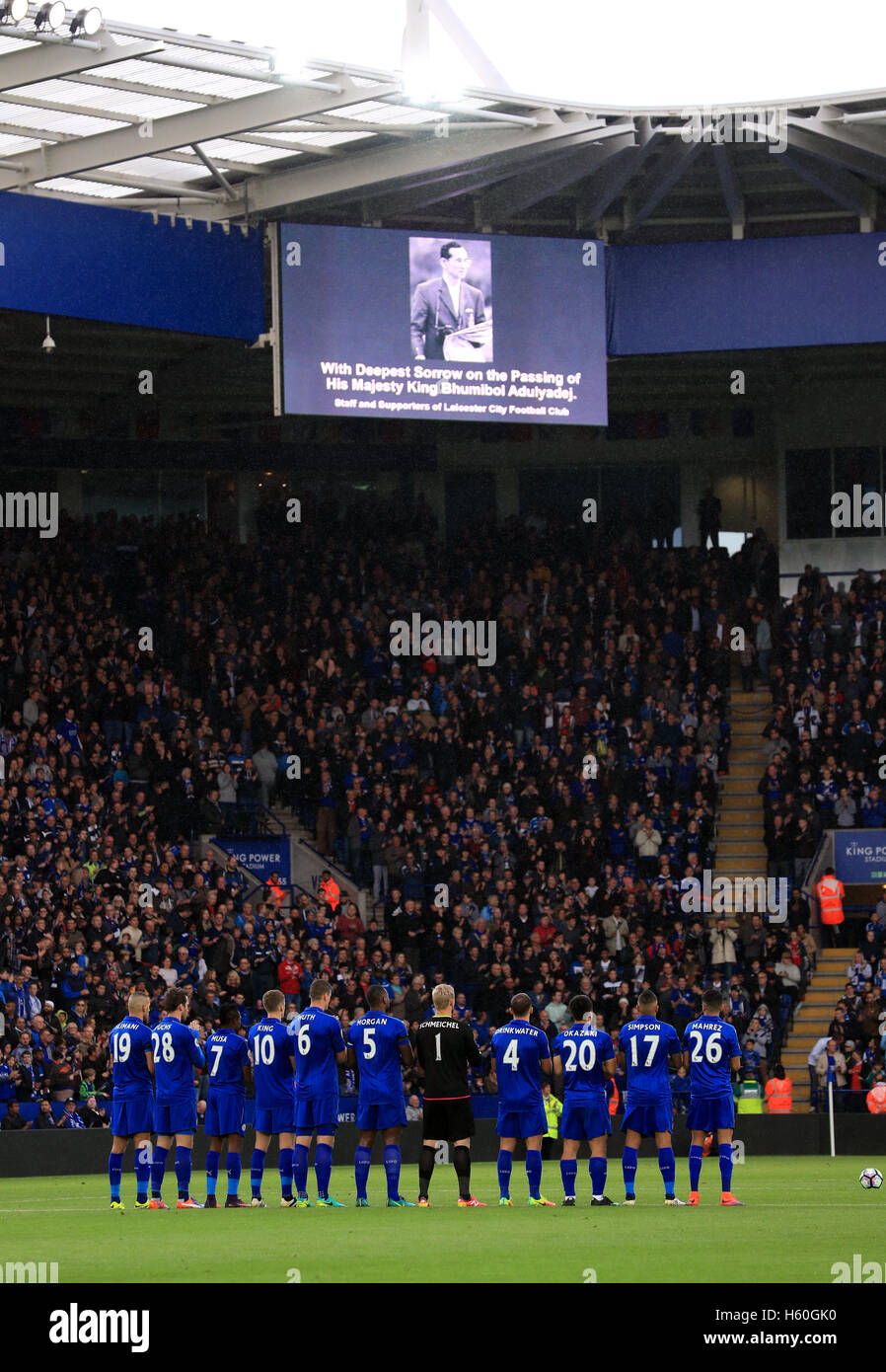 Leicester City observent un applaudissement minutes avant le jeu en l'honneur du roi Bhumibol Adulyadej thaïlandais qui est décédée récemment à l'avance de la Premier League match à la King Power Stadium, Leicester. Banque D'Images