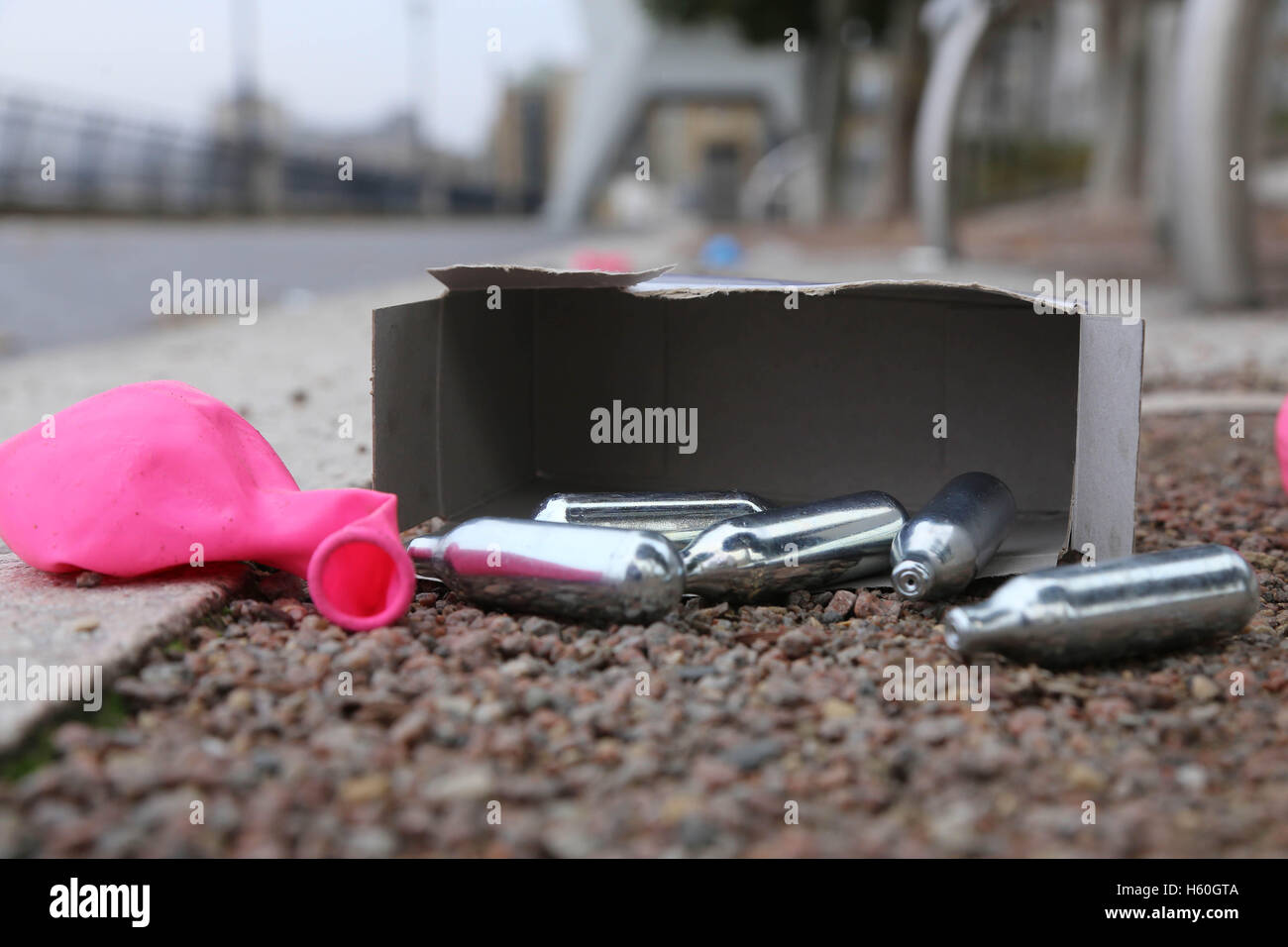 L'oxyde nitreux, les ballons et la litière boîtes Thames Path après les jeunes passent la nuit d'inhalation de gaz hilarant. Banque D'Images