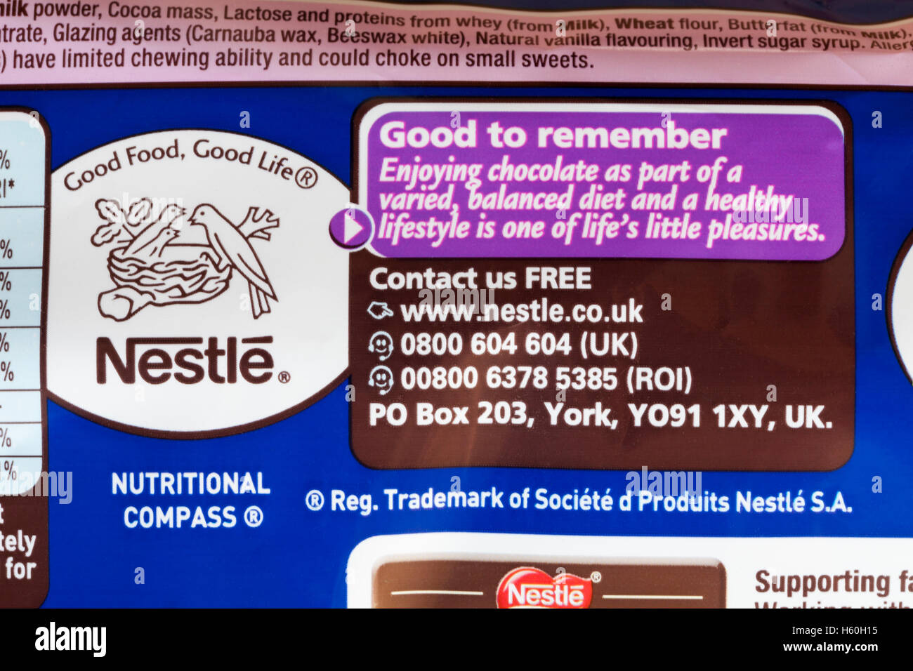 Bon de se rappeler l'un de...chocolat avec les p'tits Plaisirs de la vie - info sur multi pack de traiter Nestlé Smarties taille mini Banque D'Images