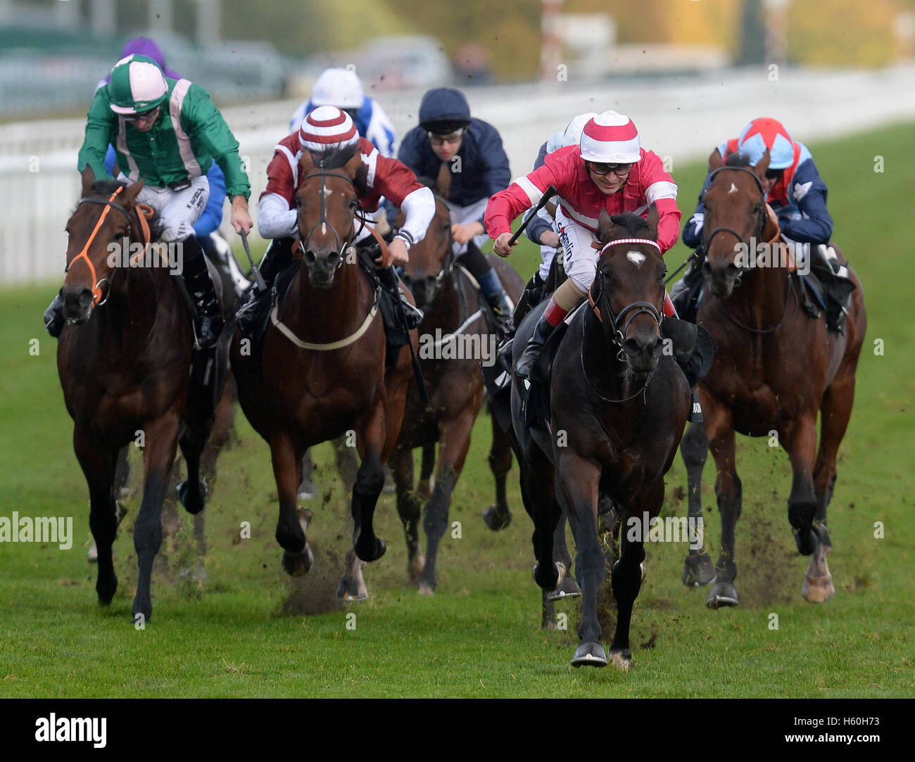 Rivet monté par Andrea Atzeni (droit, rose en soie) remporte le trophée au cours de l'après course Racing Post Trophy journée à l'Hippodrome de Doncaster. Banque D'Images