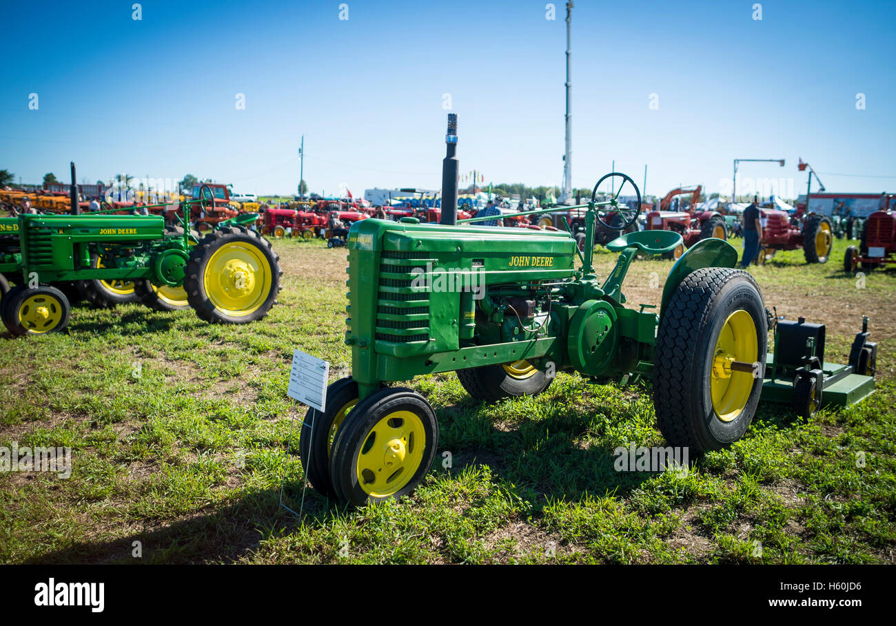 Vintage 1940 Tracteur John Deere à concurrence de labour annuel à Minto, Ontario, Canada Banque D'Images