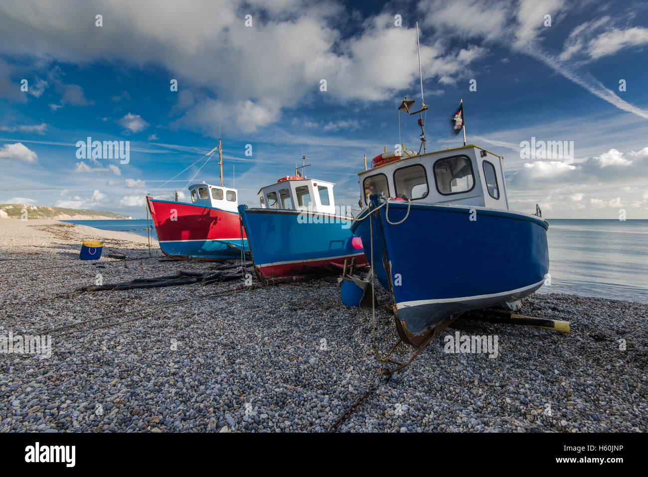 Bateaux sur Fiherman pebles à plage de Beer, Devon, UK. Côte Jurassique de l'héritage britannique. Banque D'Images