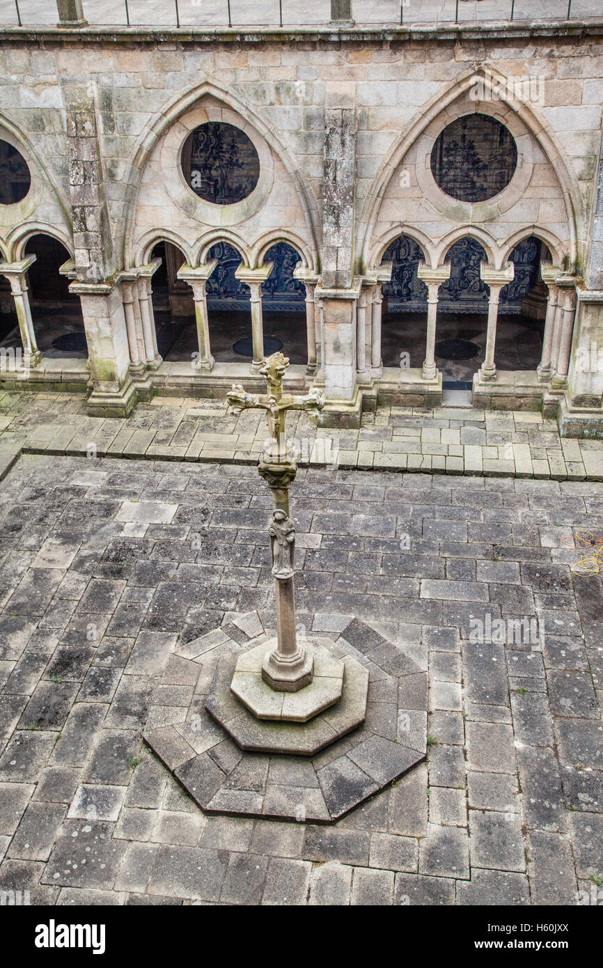 Portugal, région Norte, Porto, place à arcades du cloître gothique de la cathédrale de Porto, se do Porto, La Cathédrale de Notre Dame de l'Assumtion Banque D'Images