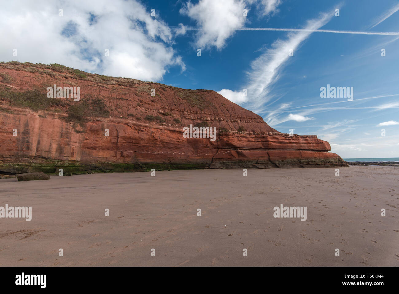 Les falaises rocheuses rouge sur Exmouth plage à marée basse. Littoral du patrimoine du Jurassique en Grande-Bretagne. Banque D'Images